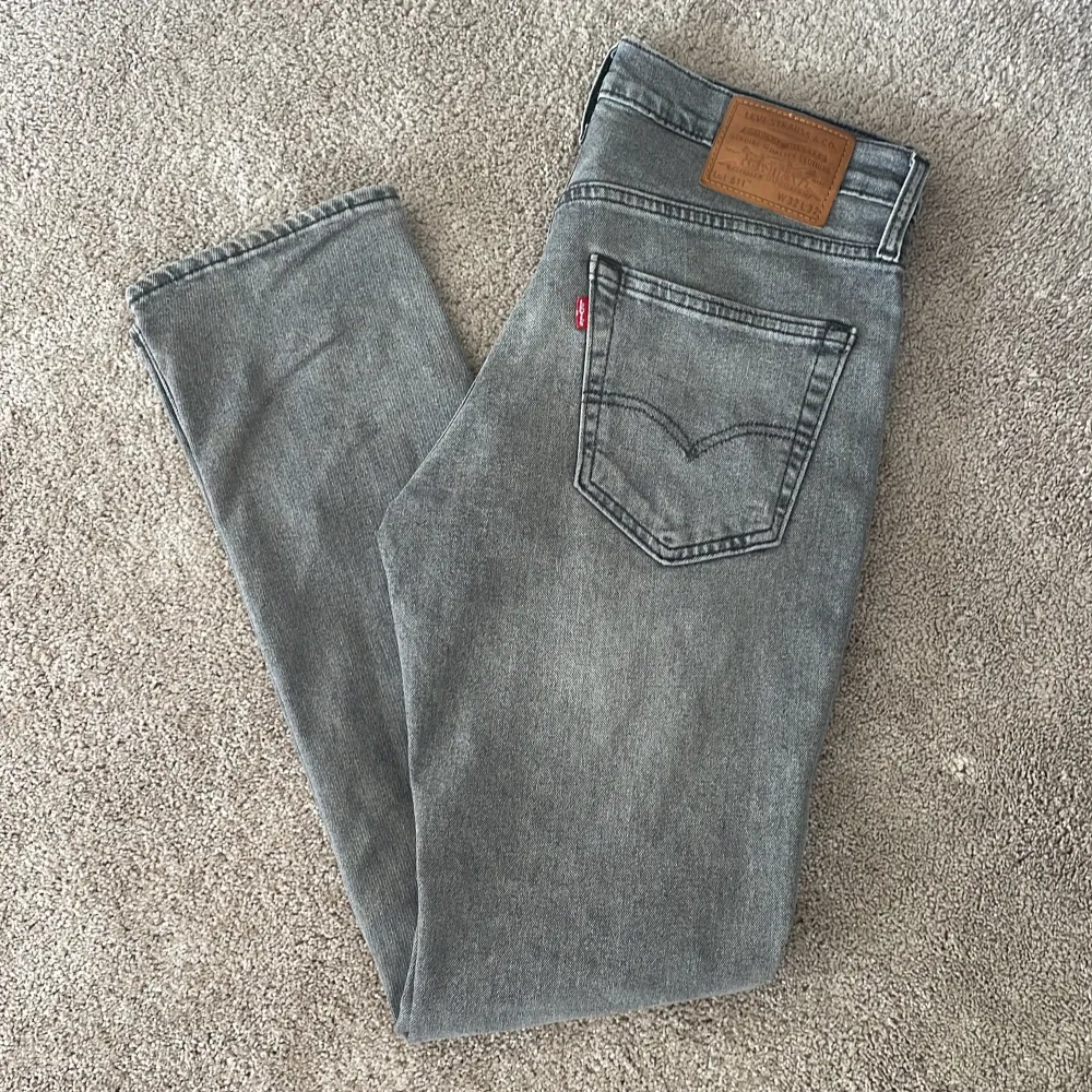 Säljer dessa feta Levis jeans då de är för stora för mig. Köpte jeansen i en Levis butik för 1099kr. Jeansen är i skick 10/10 då jag inte använt de mycket. Vid frågor eller funderingar är det bara att fråga på.. Jeans & Byxor.