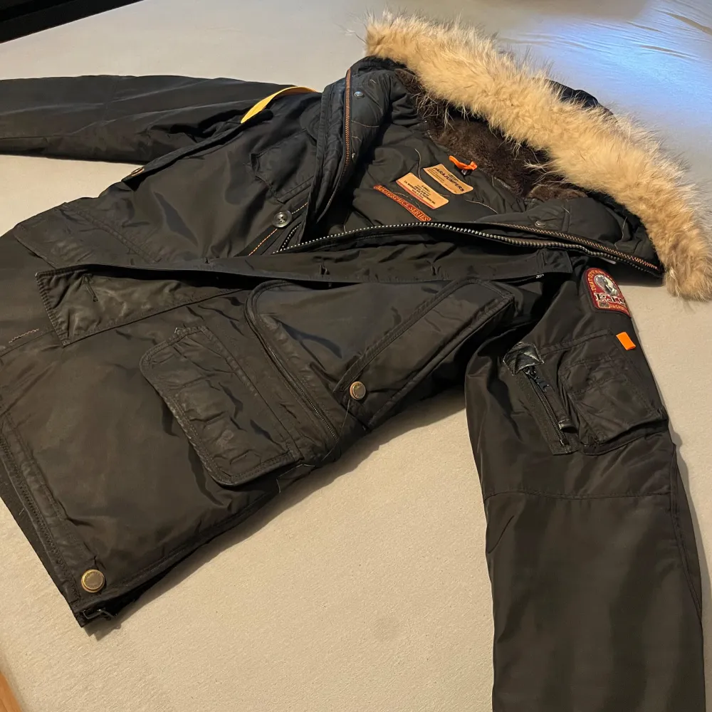 Väldigt snygg masterpiece parka i storlek XS, men passar lätt Small och Medium. Köpt på johnells, Kvitto medföljer. Pris kan diskuteras :) . Jackor.