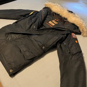 PARAJUMPER MASTERPIECE SERIES - Väldigt snygg masterpiece parka i storlek XS, men passar lätt Small och Medium. Köpt på johnells, Kvitto medföljer. Pris kan diskuteras :) 