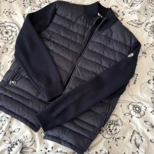 Moncler jacka - Worn a few times, perfect condition, size M, logo scans