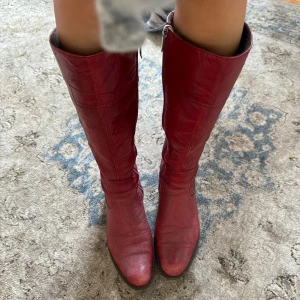 Röda stövlar  - Så snygga röda stövlar i storlek 38❤️varma också! Super till hösten 