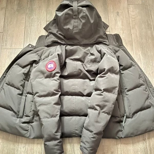 Canada goose jacka - Hej nu säljer jag min Canada goose jacka inför höst/vintern. Den är i väldigt bra skicka då jag inte användt den ofta. Den är äkta och jag köpte den från Johnells men vid snabb affär kan jag gå med på att sänka. Skicka prisförslag så kan jag tänka på