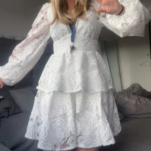 Studentklänning - Lägger redan nu ut min älskade älskade studentklänning för önskar verkligen att den kommer få komma till användning igen! Är så nöjd över den och den har helt slutas säljas på showpos hemsida, så så vacker och fick så många komplimanger! 🥹🥹🩷🫶🏽