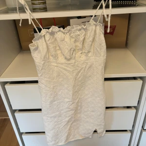 Klänning  - Superfin somrig vit klänning, tyvärr för liten för mig men den är i bra skick