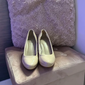 Klackar  - Ett par beige/ljusrosa klackar i storlek 36. Knappt använda men fortfarande små repor lite här och där men inget man ser tydligt.