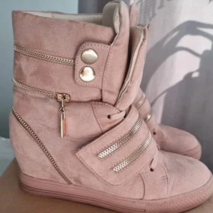 Isabel marant likande - Såå fina kilklackar som liknar de populära från isabel marant❤️  Liten svart fläck bak vid klacken men inget man tänker på🎀