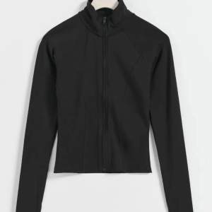 Svart Zip jacket från Gina Tricot Ny utan prislapp (endast testad) Storlek S Nypris 359kr  