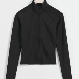 Soft touch zip jacket - Svart Zip jacket från Gina Tricot Ny utan prislapp (endast testad) Storlek S Nypris 359kr  