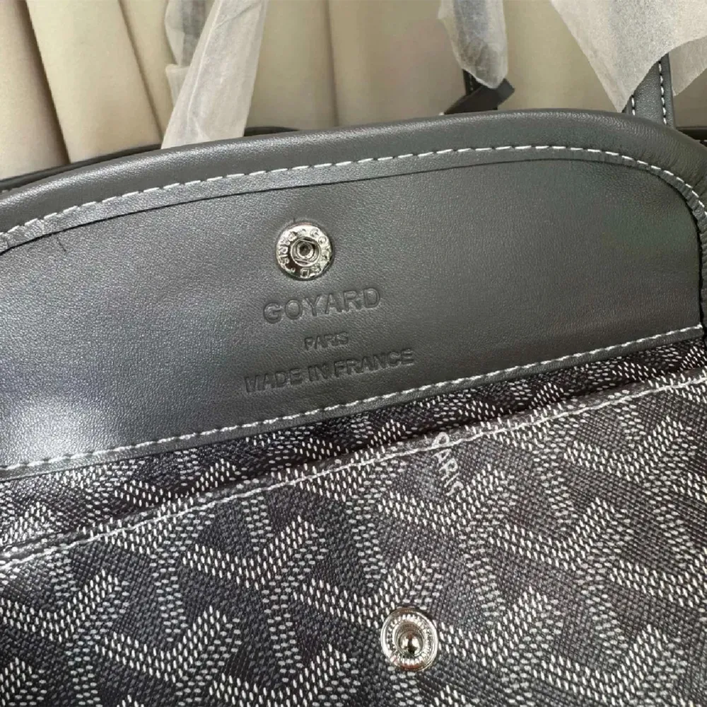 Säljer en helt ny goyard väska, inga defekter eller smuts inuti väskan. Helt nyskick. Perfekta skolväskan.  SÄNKER EJ PRISET!!!  . Köpte från någon vintage hemsida 2 år sedan för 6000kr, har inget kvitto kvar. (Vet ej om de äkta). Väskor.