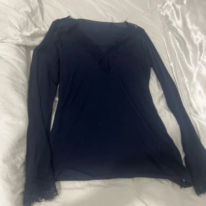 Intimissmi tröja  - Mörk blå intimissmi tröja endast andvänd 2 gånger. 
