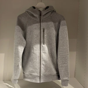 Sail racing Hoodie  - 9/10 skick, finns inga skador. Storlek M, sitter mer åt S-M hållet Osäker på om de är kill/tjej modell, om ni vet skriv gärna!