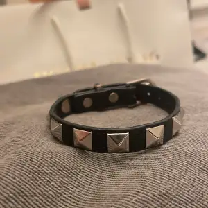 Tja, säljer detta valentino armbandet eftersom det inte är min stil längre, passar alla! Pris kan diskuteras vid snabb affär. 