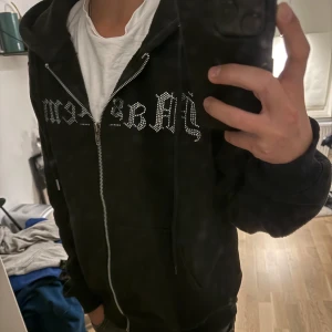 Masteme hoodie - Tjena! Säljer nu denna masteme joker rhinestone hoodie som ej kommer till användning längre. Det är en riktigt fin hoodie med coolt tryck på både bak och fram hoodien är i bra skick! Vid snabb affär blir det bättre pris!🔥🔥