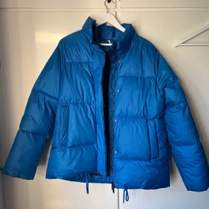 Röhnisch mapei vinterjacka - Fin vinterjacka som är varm. Vattentät material som är stoppat med dunliknande fyllning. Använd förra vintern. Pytte lite fläckig vid dragkedjan där uppe men ingen som syns om du inte tittar jätte noga. Nypris 2500 kr storlek S, passar mig som har M💕