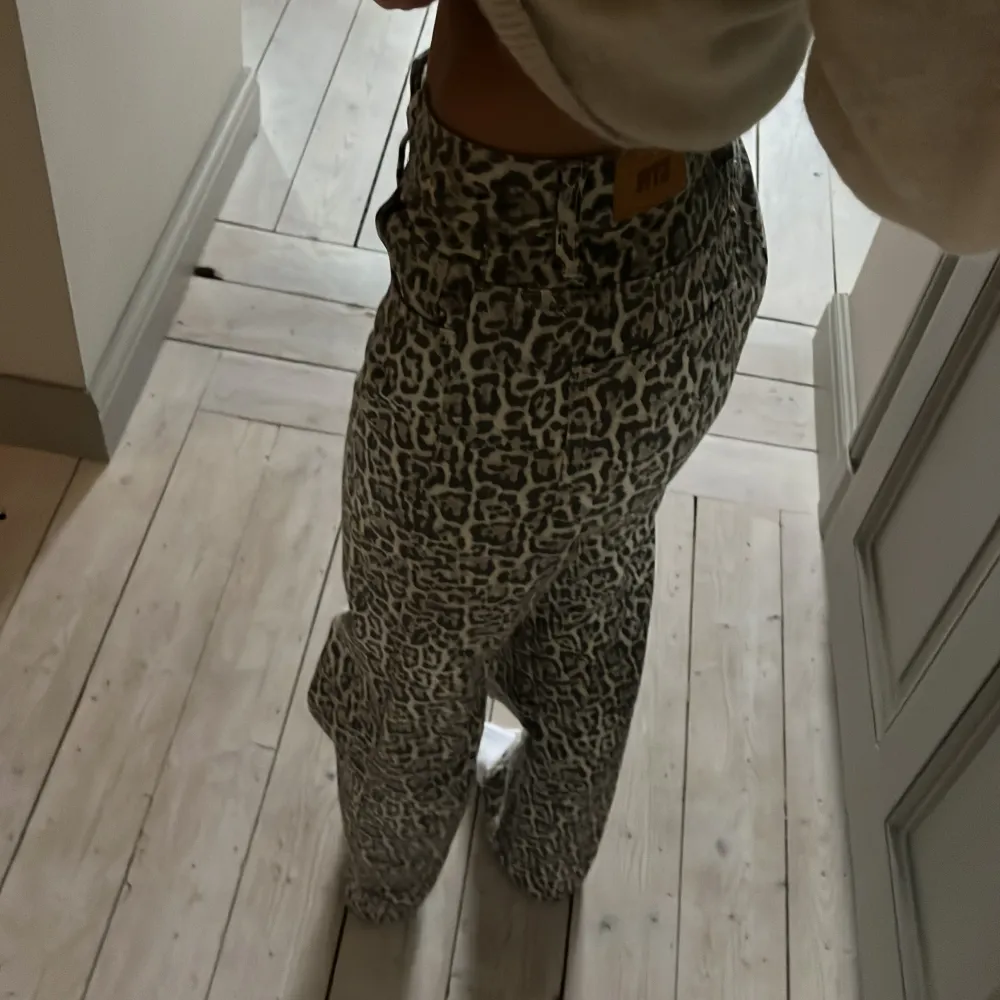 Leopard jeans från strandinarvius, dom är Low/mid waist och sitter perfekt på mig i längden som är 167🥰Byxorna har aldrig använts och nypriset är 500kr! . Jeans & Byxor.