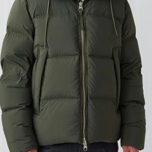 Arket jacka  - Vinterjacka i bra skick, inga defekter. Kostar 2290kr ny. Jättefin mörkgrön färg. Är i herrmodell man passar unisex också. 