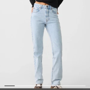 Straight leg jeans från stradivarius  - Oanvända jeans, köpta för 380 kr men säljer för 190 (priset går att diskuteras) 🩷