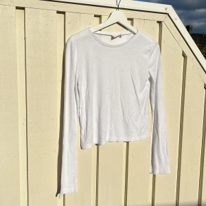 Tröja - En vit ribbad tröja från Nelly i storlek xs🧡🧡
