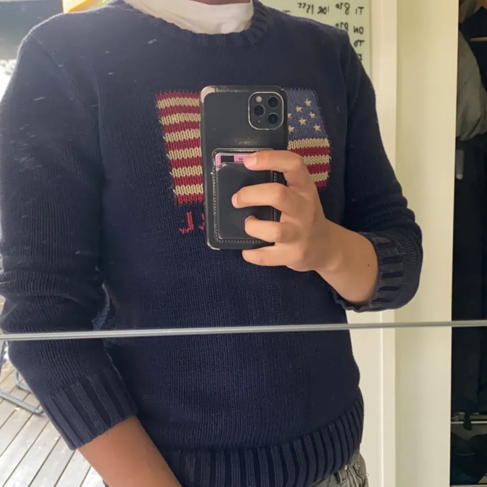 USA flag tröja Ralph lauren. Ny pris: 6000 kr. Storlek medium. Nyskick. Passar bra till hösten och vintern. Tröjan är unisex så den passar både tjejer och killar. Pris kan diskuteras vid snabb affär. . Tröjor & Koftor.