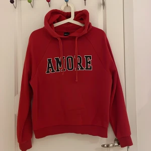 Hoodie - Tjock hoodie som är väldigt mjuk på insidan.