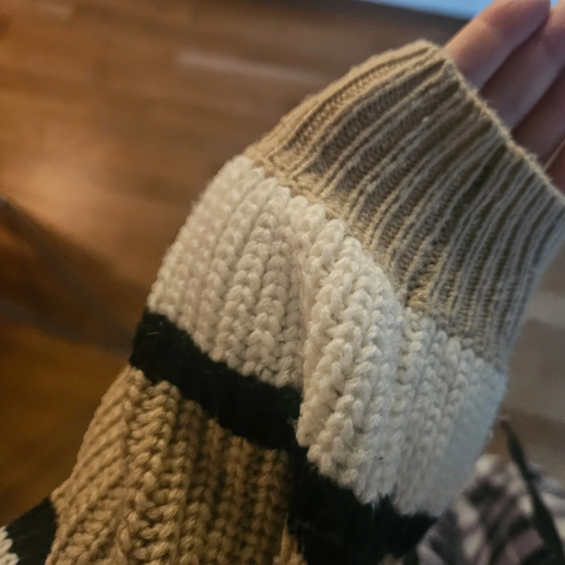 Stickad beige tröja - 90