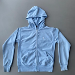 Polo Ralph Lauren Tröja - Tröjan är lite liten i storleken. Den har lite defekter därav priset. Hör av er vid frågor.