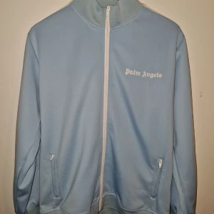 Palm angels tracksuit - Säljer denna Palm angels tracksuit. Både uppe och nederdelen säljs. Om man bara vill ha en av de kan vi komma överens om ett rimligt pris
