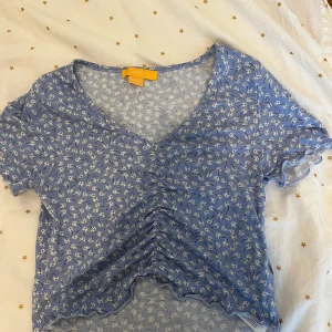 Fin topp - Superfin mönstrad topp från Ginatricot Young i storlek 146/152. Den är använd högst 2 gånger så den är i nyskick. Pris kan diskuteras💕