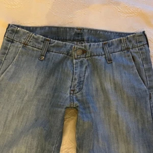 Lågmidjade jeans  - Super låg midja, jeans utan bakfickor  Långa på mig som är 163, skulle säga storlek S