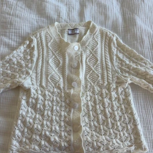 Helt oanvänd! Köpt för 399kr  - Den är helt oanvänd jätte fin och gullig kofta ! Vi kan alltid diskutera pris ifall det skulle vara så 😊