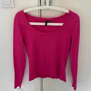 Långärmad tröja - Rosa tröja med långa ärmar och en u-ringning, svagt ribbad i jättebra skick 