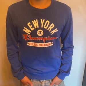 Champion tröja - Säljer en Champion tröja då den inte används längre, skick 9/10, modelen är 160cm. Va inte blyg och hör av dig vid fler frågor eller bilder😁 