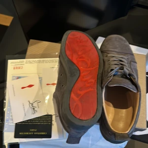 Christian Louboutin grå - Bra skick använde de inte så ofta har skaffat ny använda 1/2 år 