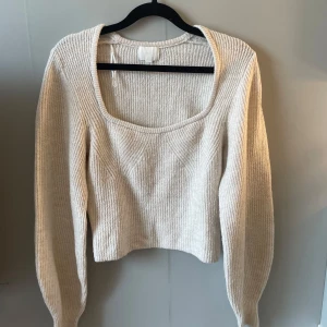 Fin stickad tröja - Fin tröja som har använts få gånger. Fint skick men använd. Lite kortare modell💕 säljer då den inte kommer till användning 💕
