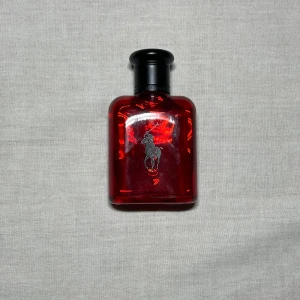 Polo red edt  - Polo red edt, är till för höst och vinter bruk❄️, har du denhär så kommer du dofta som julafton 🎄🧣🍒🔴, bild 3 för doft noter, det är 40ml+ kvar från urpsrungligen 75ml, skriv vid fundering eller fråga 👀