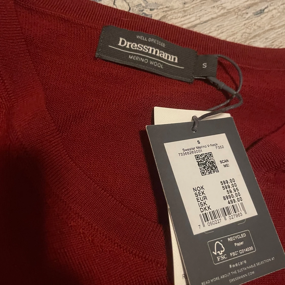 Vinröd V ringad merino tröja  - 90