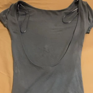 Blå tröja med öppen rygg Gina Tricot - Jag säljer denna blå tröja från Gina Tricot med öppen rygg, den är väldigt bekväm med mjukt material.