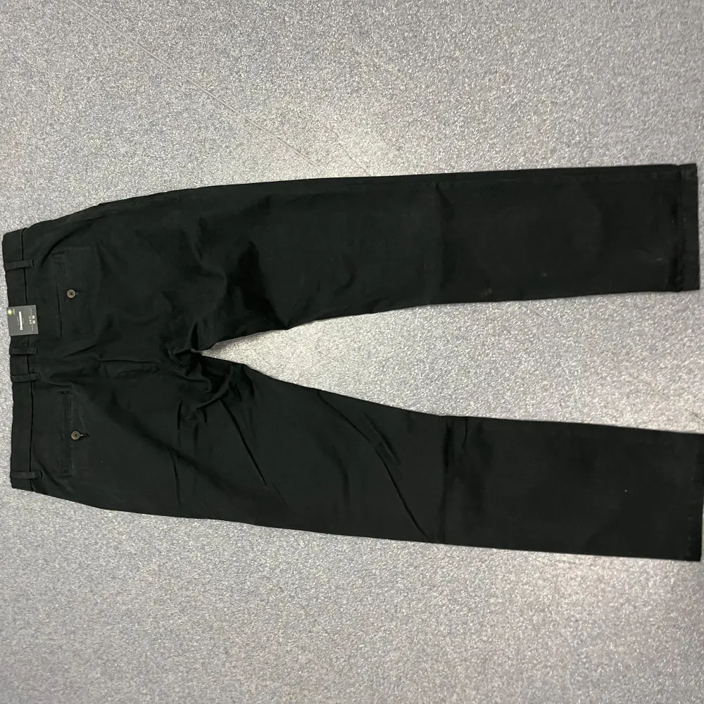 Svarta chinos från dressman i storlek 36/36 aldrig använda med lappen kvar. Slim fit. Jeans & Byxor.