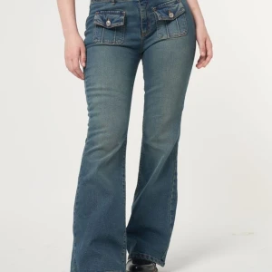Flare 2000s jeans - Jötte fina 2000s jeans från minga london. Abvända men i bra skick💕