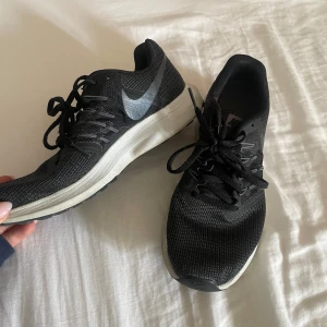 Svarta Nike skor - Säljer dessa sjukt sköna Nike skor som inte kommer till användning. Skriv privat om fler bilder eller frågor🙂