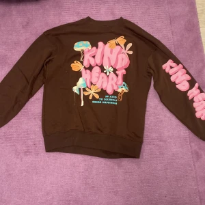 Skön tjocktröja - Bra skick, skönt material inne, oversized. Bra till vinter eller höst. Användts max 3 ggr.