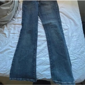 Lågmidjade Levis jeans - Supersnygga vintage lågmidjade bootcut Levis jeans! Säljer då de tyvärr är för korta för mig (jag är 172). Bra skick. Skriv för fler bilder. Midjemått: 80 cm Längd: 94 cm 