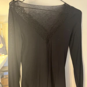 Svart intimissimi tröja - Jättefin svart intimissmitröja med spets, i princip oanvänd! Nypris 500kr