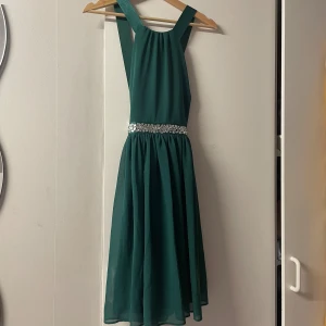 Grön klänning  - Jättesnygg klänning ifrån Goodiva London  Så fin färg med kristaller runt midjan  Mycket bra skick 