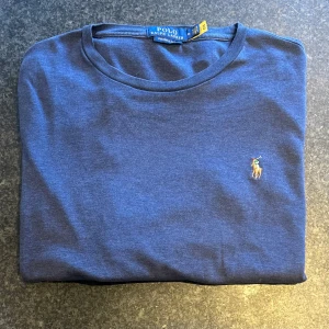 Ralph Lauren T shirt  - Blå Ralph Lauren T shirt | Storlek M men passar även S | Skick 9/10 | Nypris: 799kr |