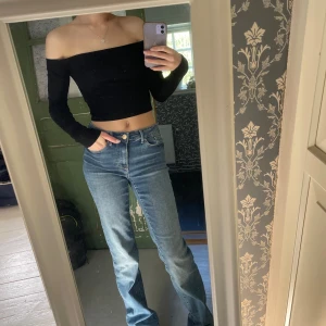 Off-shoulder topp från pull&bear  - Svart ribbad topp från pull&bear i storlek XS! Croppad och tight så den sitter väldigt fint, slutar precis ovanför naveln på mig❤️ Har du frågor eller vill se fler bilder så är det bara att skriva!