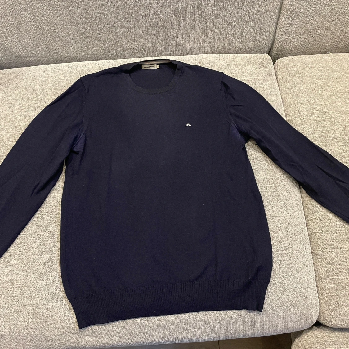 Mörkblå merinoulltröja från J.Lindeberg