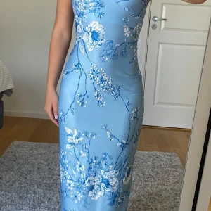 Maxiklänning  - Blå maxidress i storlek Xs, väldigt stretchig så passar även S. Aldrig använd, inga defekter.