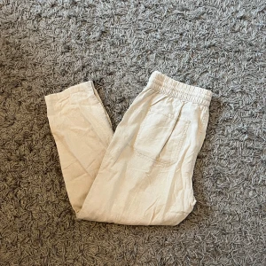 Zara linnebyxor  - Säljer mina beiga zara linnebyxor. Skicket är bra. Storleken är L men passar som M Pris kan diskuteras vid snabb affär.