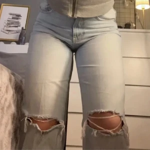 Jeans - Hej säljer mina byxor som jag använt fåtal gånger så de är i nyskick:)